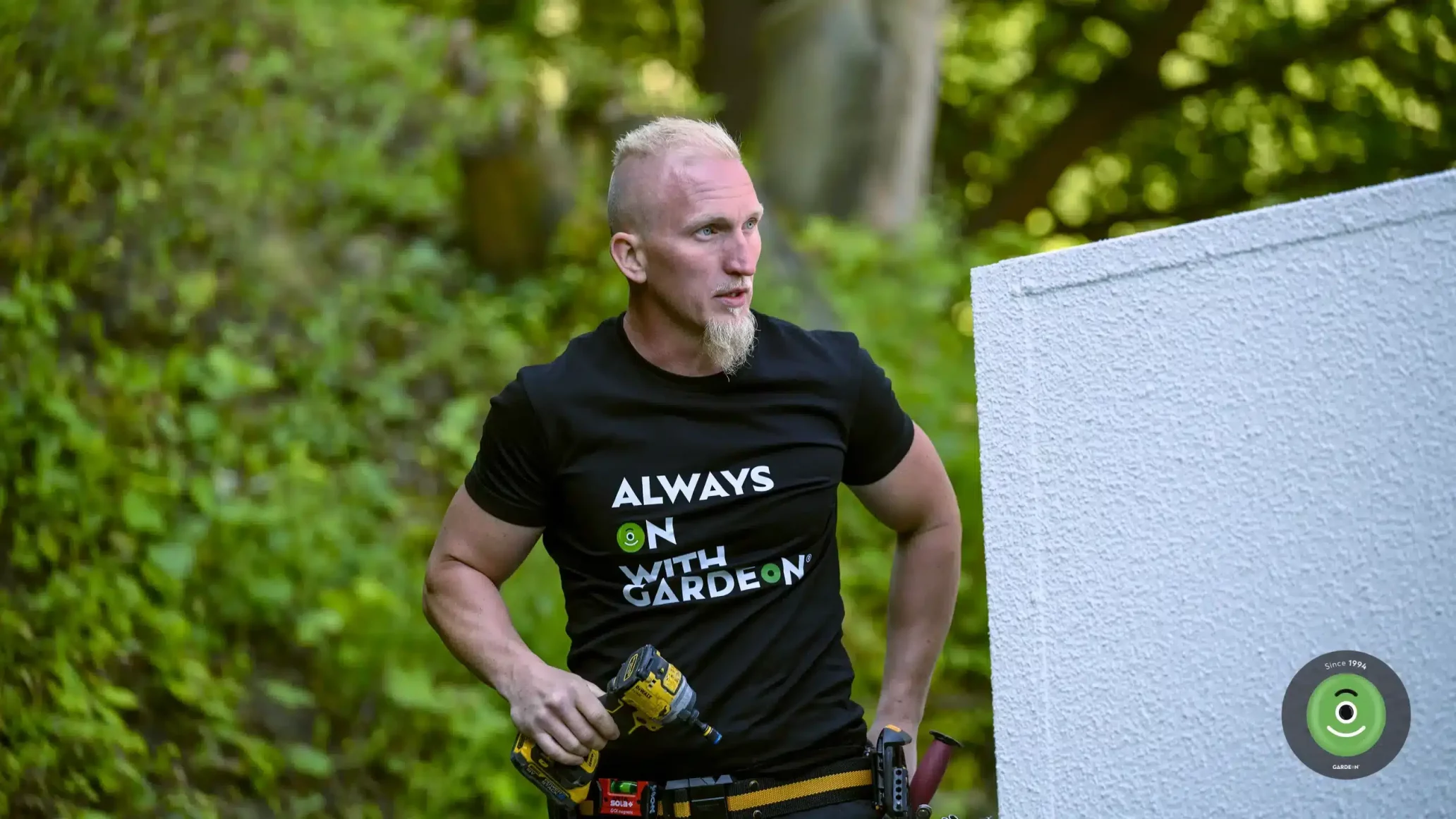 Montážnik pri práci