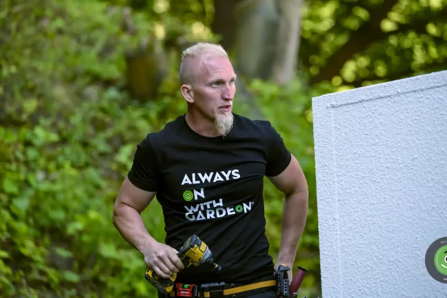 Montážnik pri práci