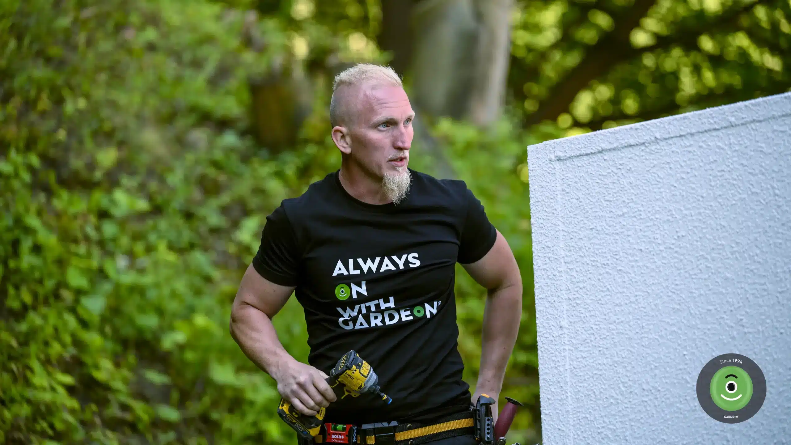 Montážnik pri práci