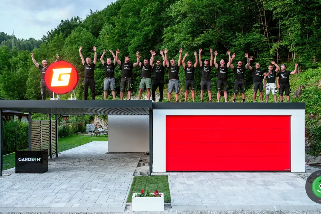 Montážnici s Rasťom Chválom po úspešnej montáži pre Garáž TV