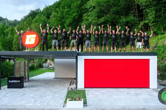 Montážnici s Rasťom Chválom po úspešnej montáži pre Garáž TV pri Banskej Bystrici