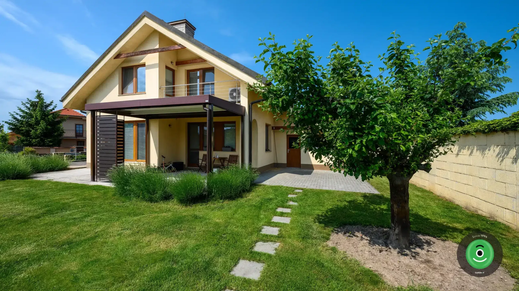 GARDEON pergola pred domom zboku