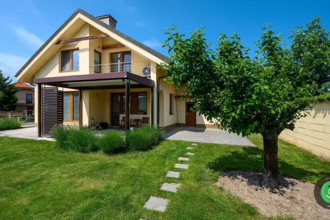 GARDEON pergola pred domom zboku