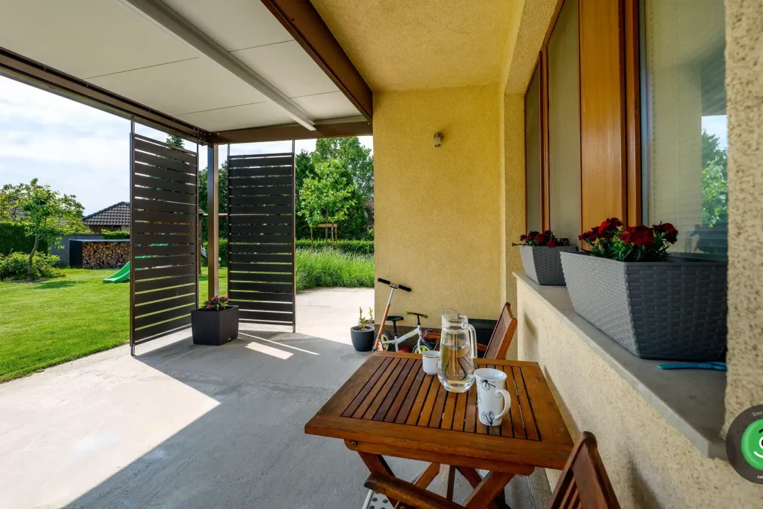 GARDEON pergola pred domom so stoličkami a stolíkom