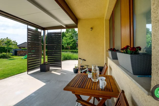 GARDEON pergola pred domom so stoličkami a stolíkom