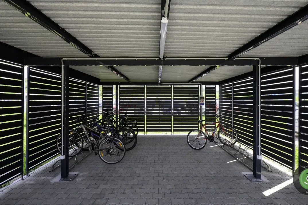 GARDEON pergola pre bicykle vo firme vnútri