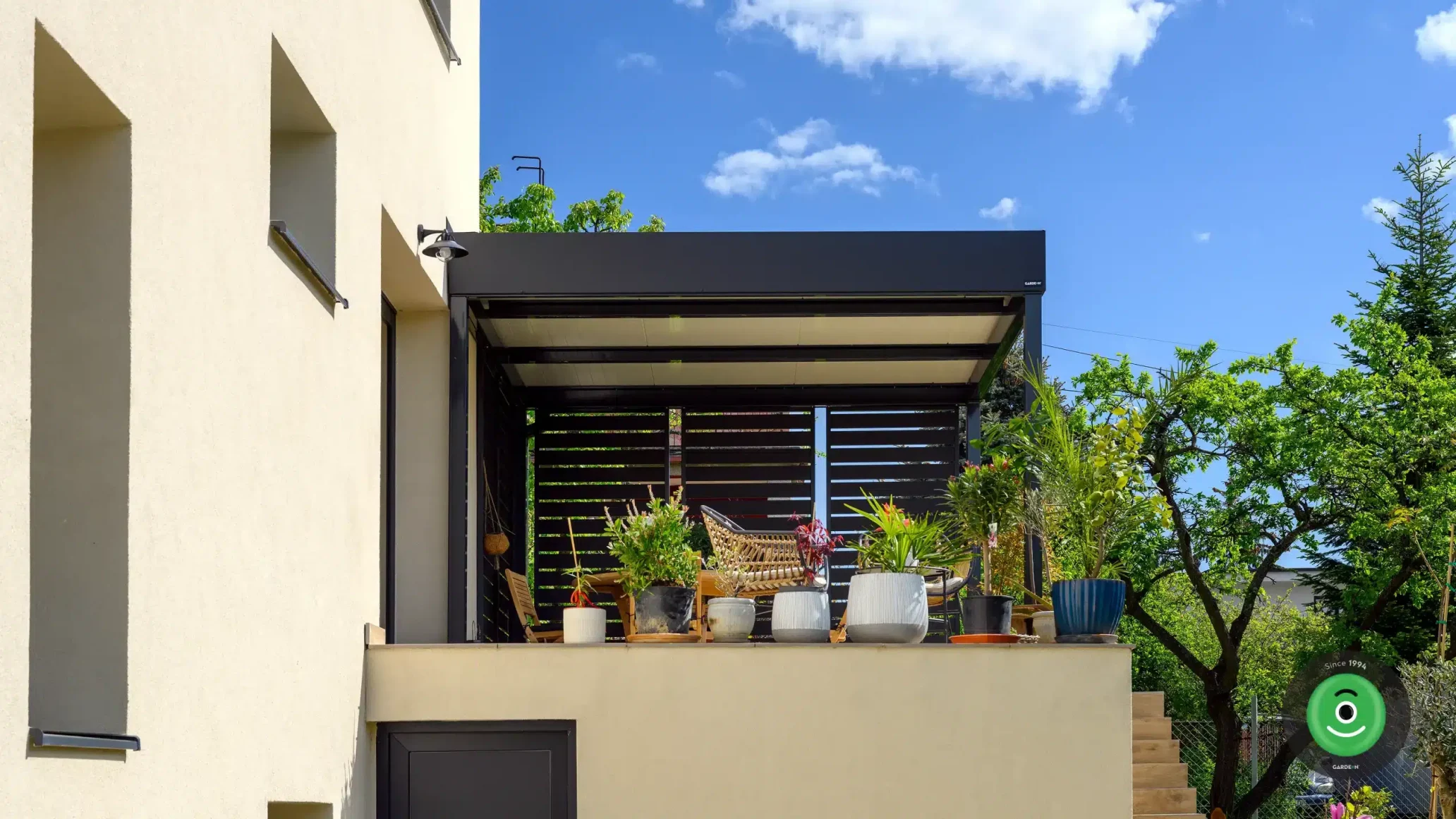 GARDEON vyvýšená pergola na posedenie na terase