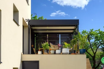 GARDEON vyvýšená pergola na posedenie na terase