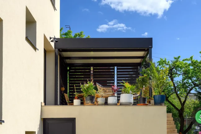 GARDEON vyvýšená pergola na posedenie na terase