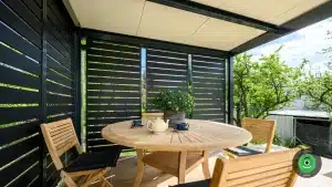 GARDEON vyv&yacute;&scaron;en&aacute; pergola na posedenie dreven&yacute; st&ocirc;l a stoličky