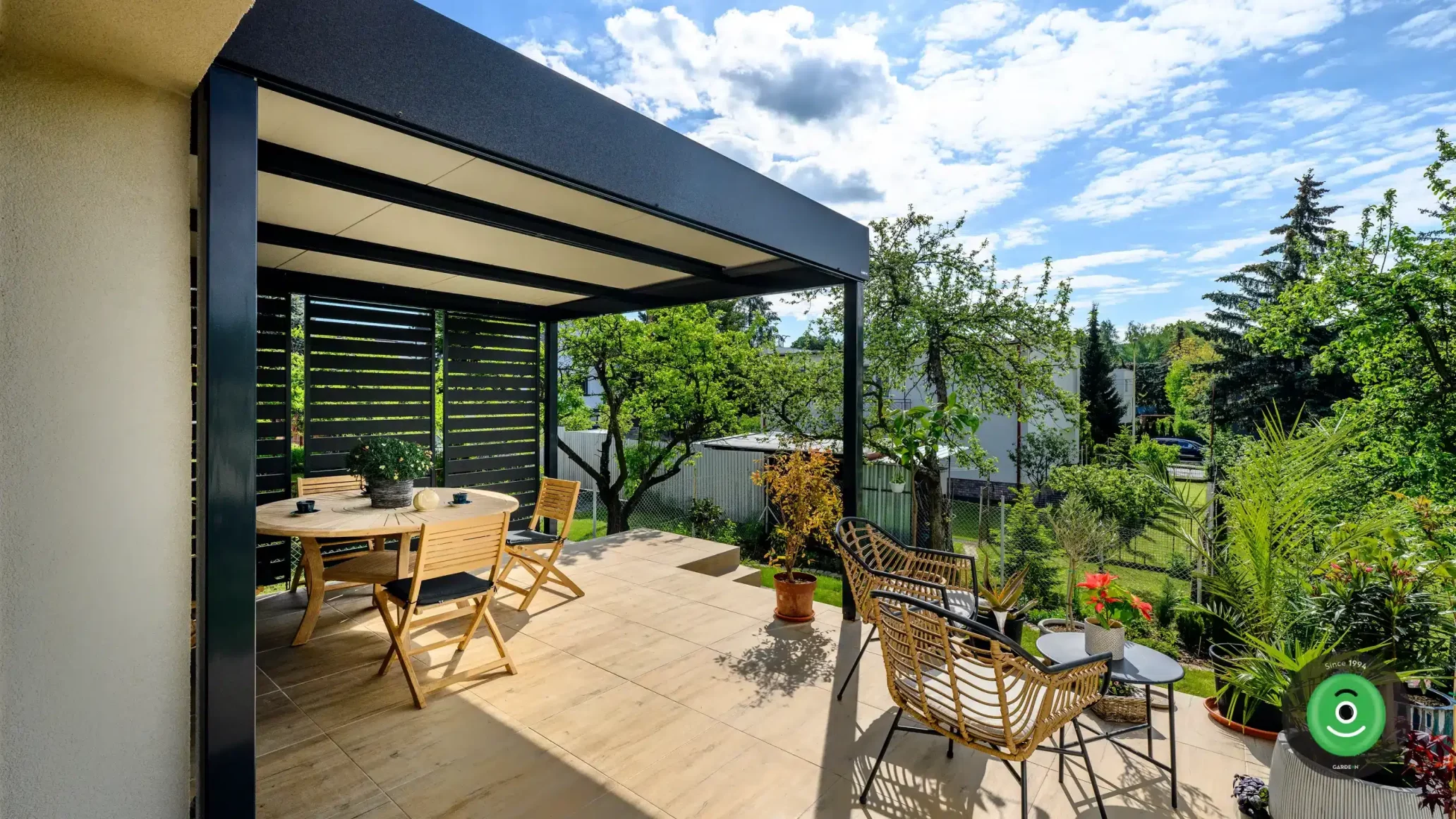 GARDEON vyvýšená pergola na posedenie ratanový nábytok