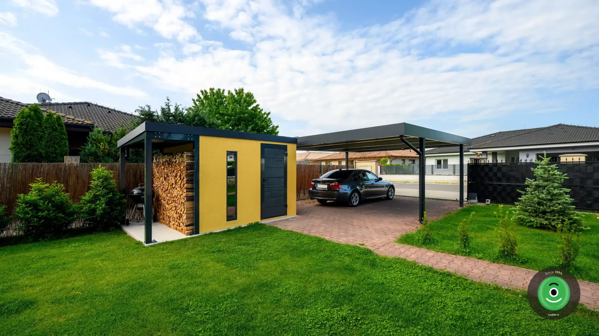 GARDEON žltý záhradný domček s prístreškom na drevo a prístreškom pre dve autá