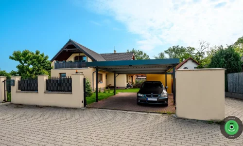 GARDEON žltý záhradný domček s prístreškom na drevo a prístreškom pre dve autá za bránou