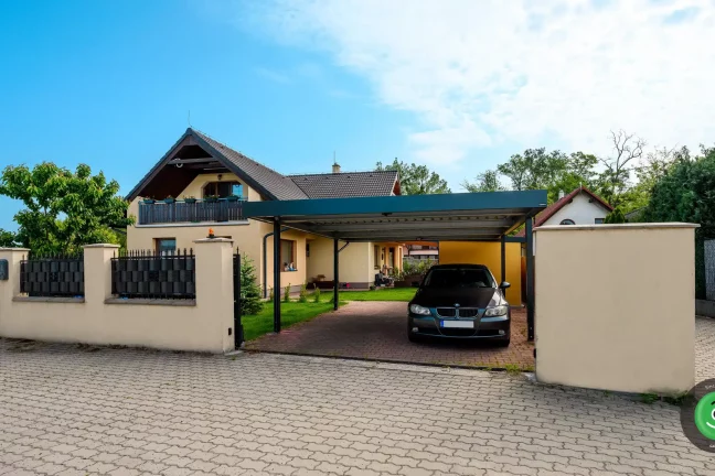 GARDEON žltý záhradný domček s prístreškom na drevo a prístreškom pre dve autá za bránou