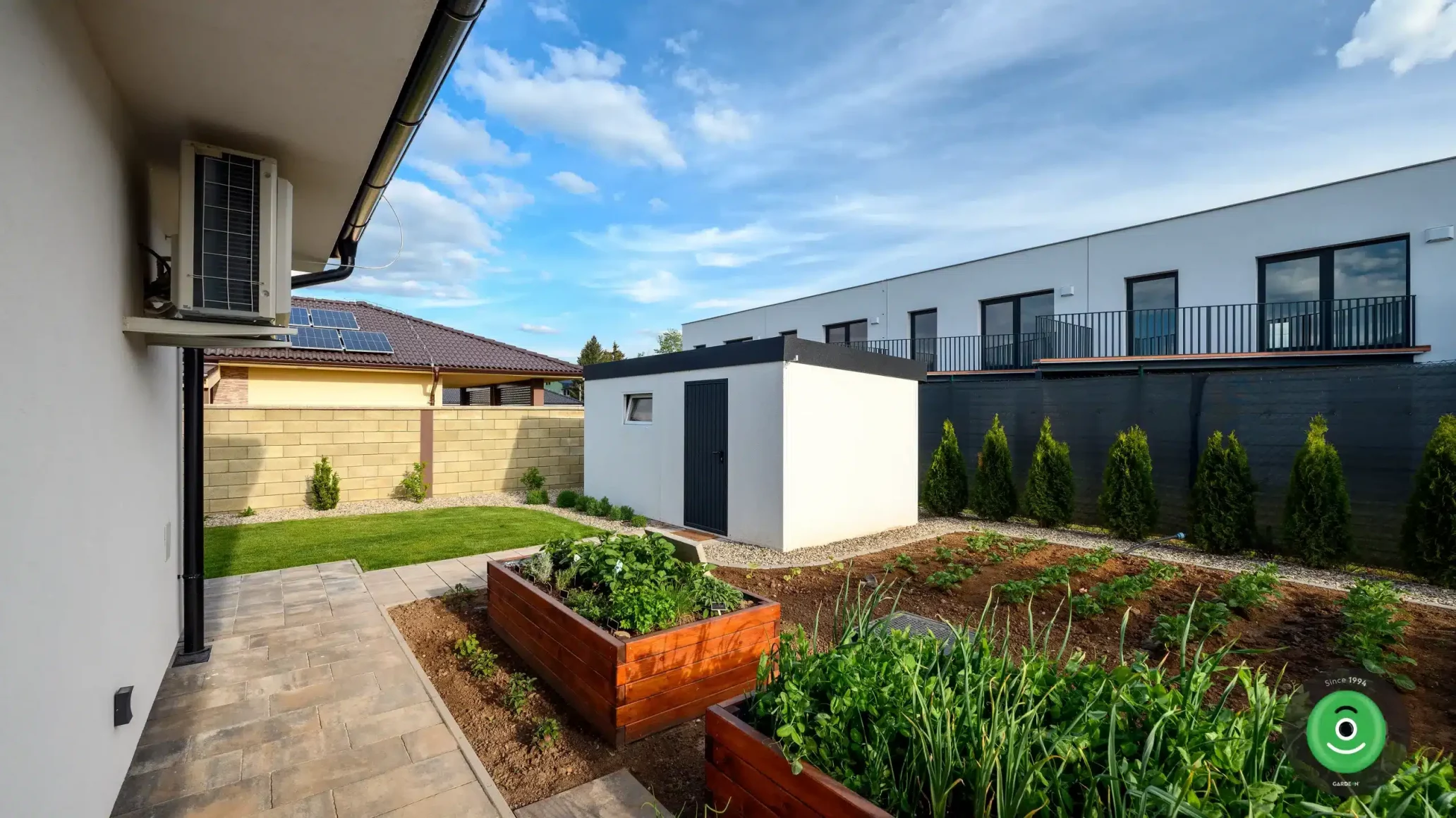 GARDEON záhradný dočmek s pultovou strechou v záhrade