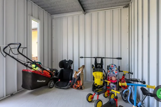 Interiér záhradného domčeka s kosačkou, wapka, bicykle