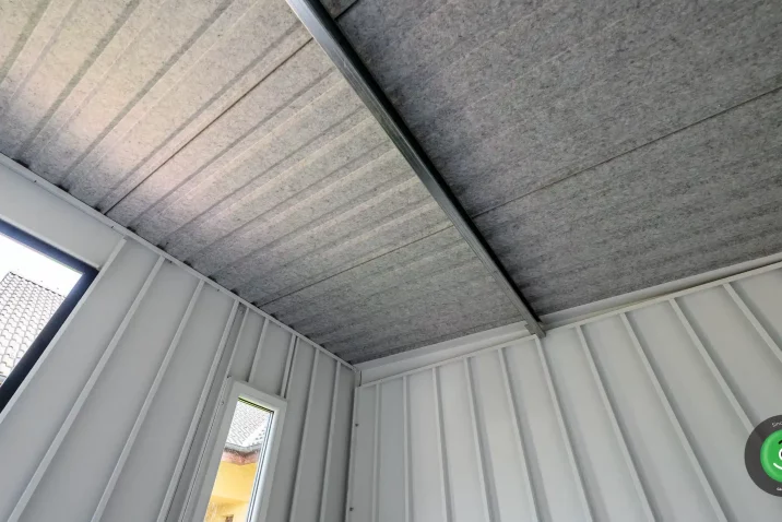 Interiér záhradného domčeka, krytina