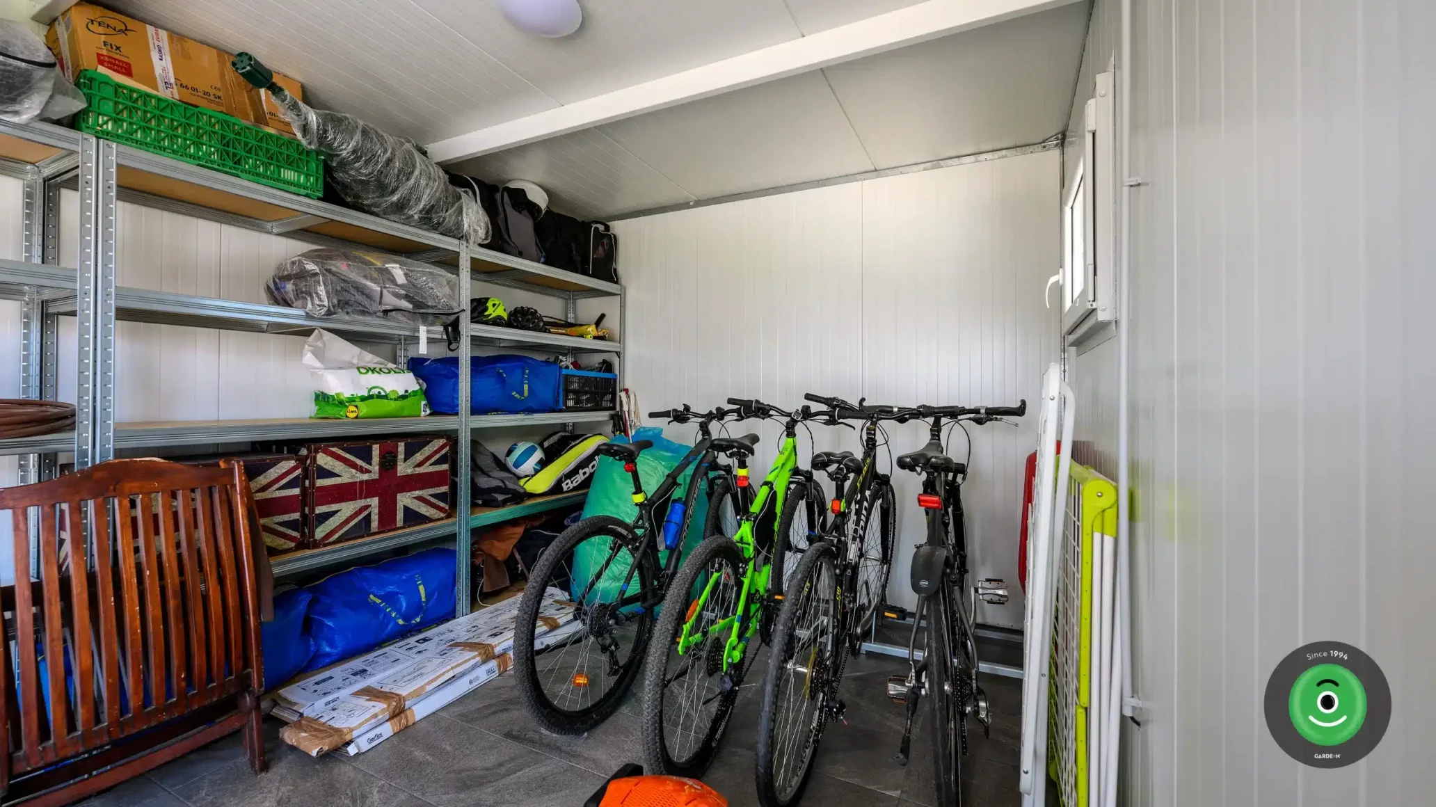 GARDEON záhradný domček s prístreškom na posedenie bicykle v interéri