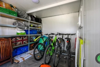 GARDEON záhradný domček s prístreškom na posedenie bicykle v interéri