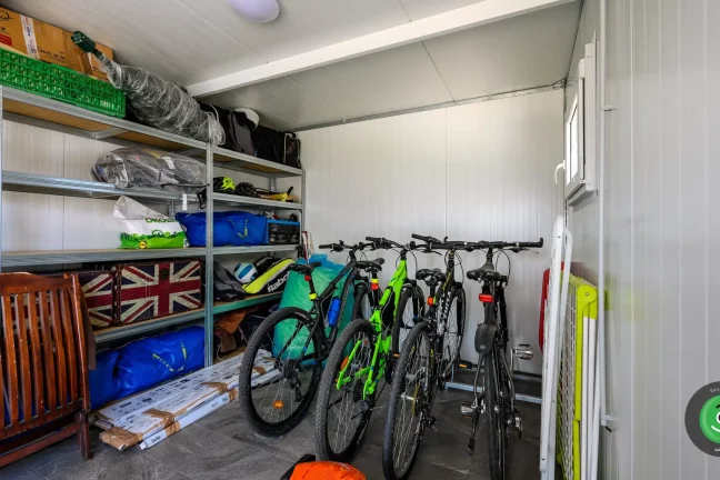 GARDEON záhradný domček s prístreškom na posedenie bicykle v interéri