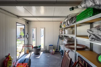 GARDEON záhradný domček s prístreškom na posedenie interiér