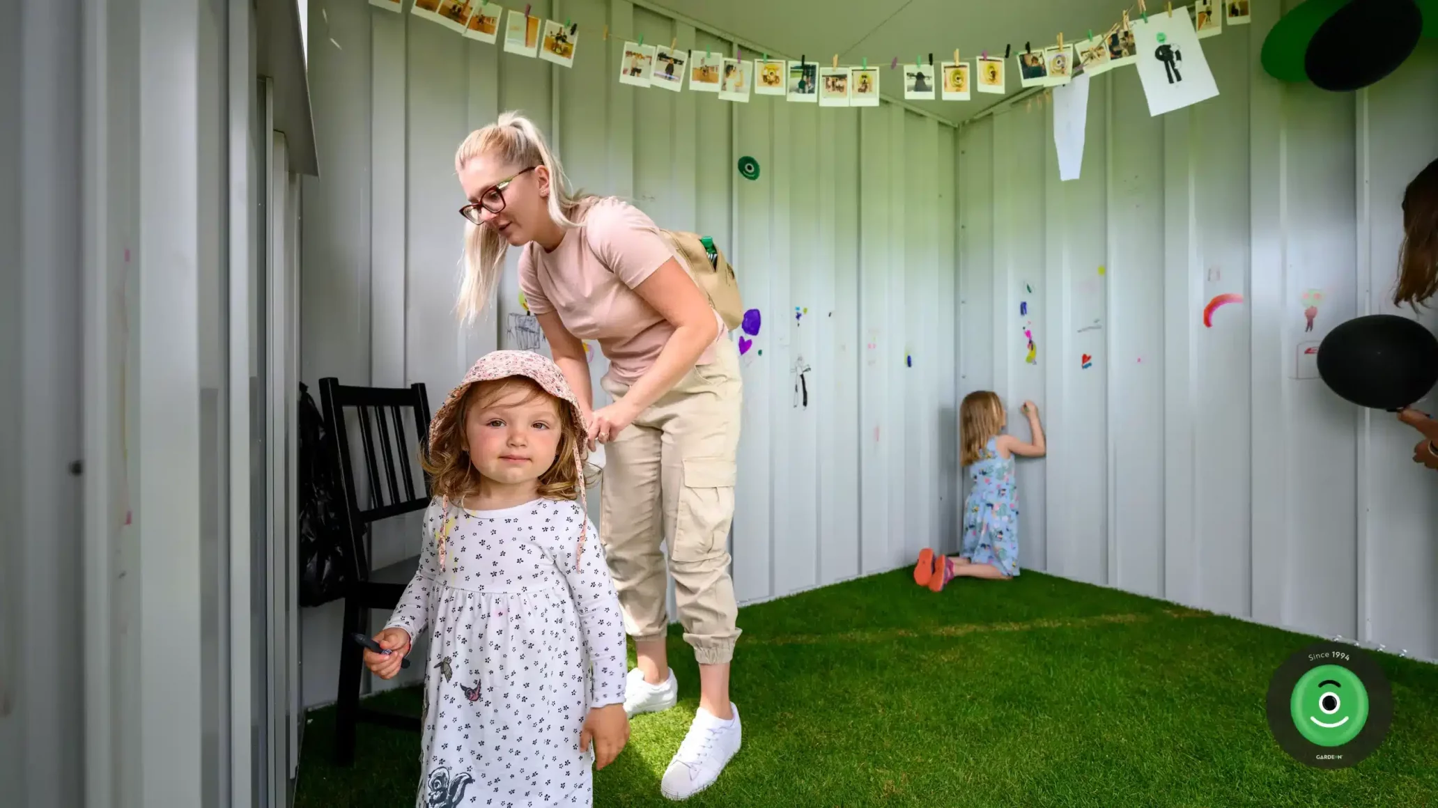 Deti v záhradnom domčeku