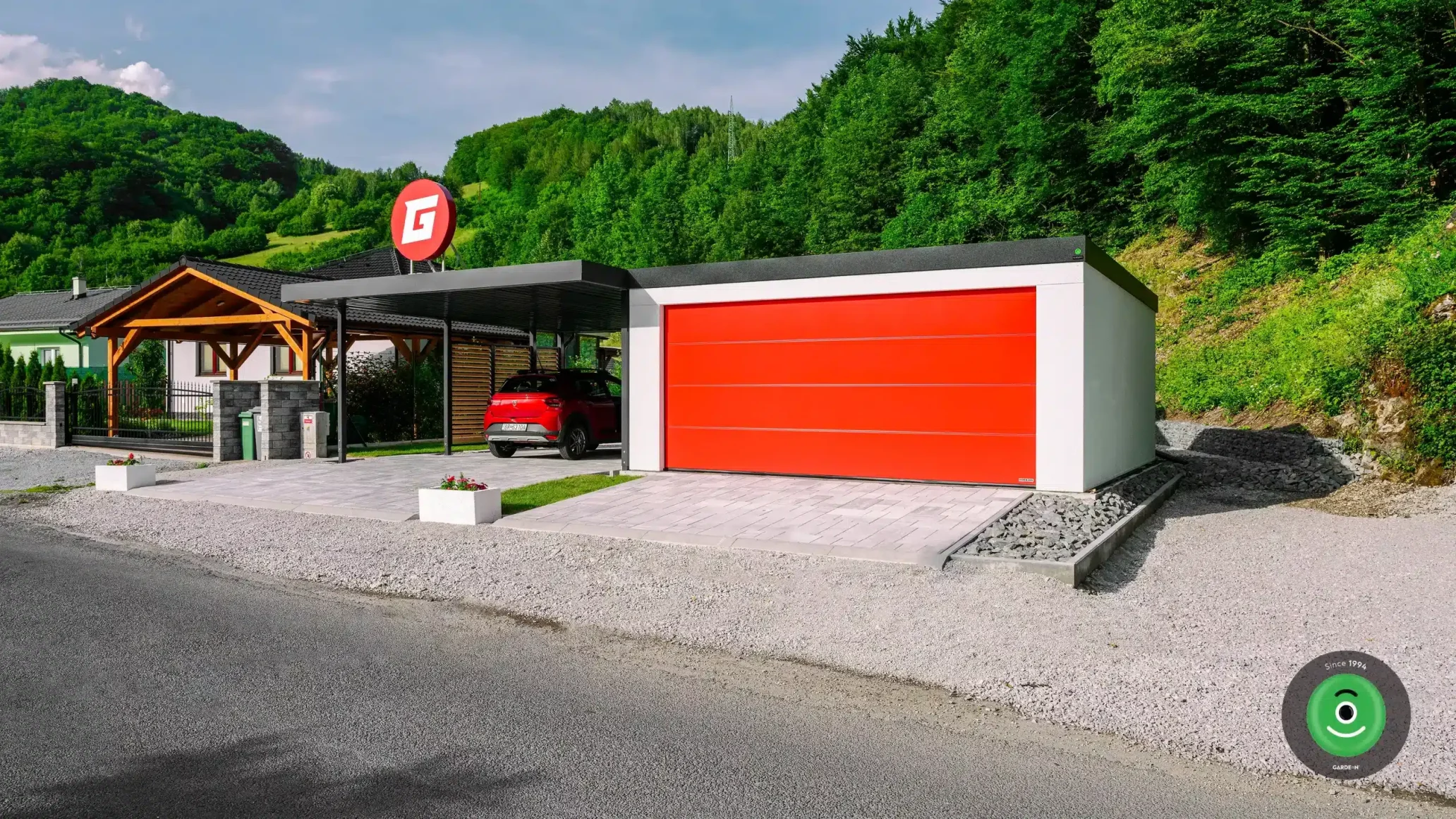 Hotová garáž s prístreškom pre Garáž.TV