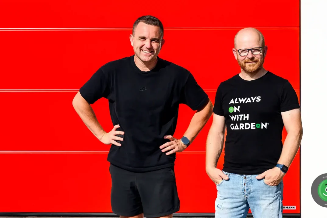 Marek Choleva s Rasťom Chválom pred garážou