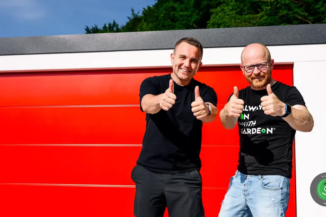 Marek s Rasťom pred novým sídlom Garáž.TV