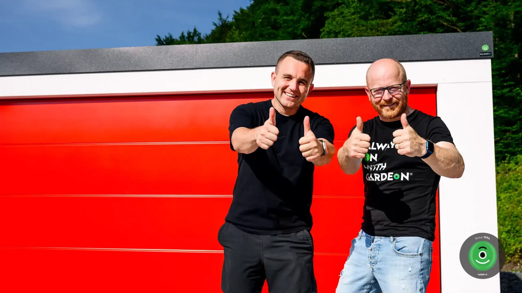 Marek s Rasťom pred novým sídlom Garáž.TV