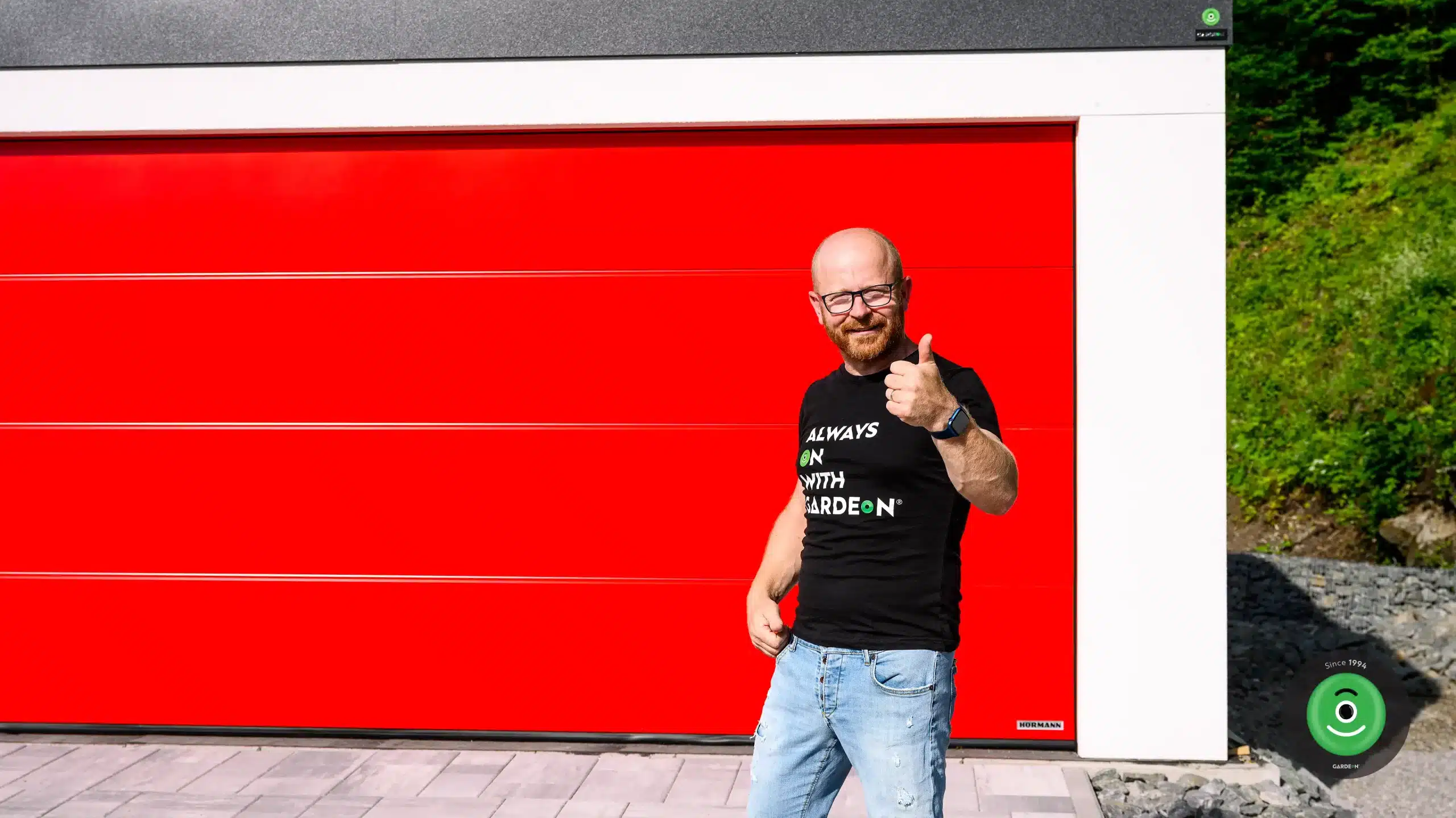 Rasťo Chvála z Garáž.TV pred svojou novou garážou