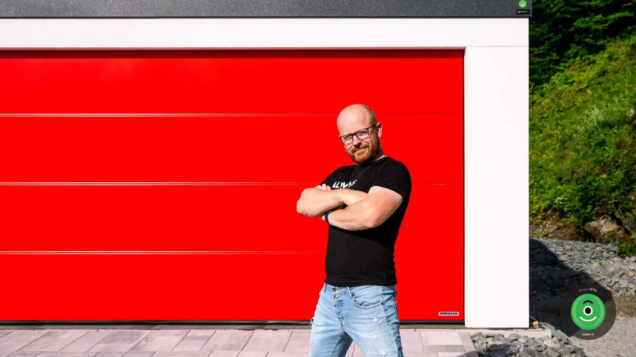 Rasťo Chvála ako hrdý majiteľ novej garáže GARDEON