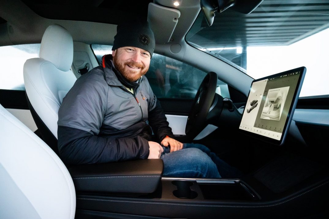 Rasťo Chvála v Tesle 3