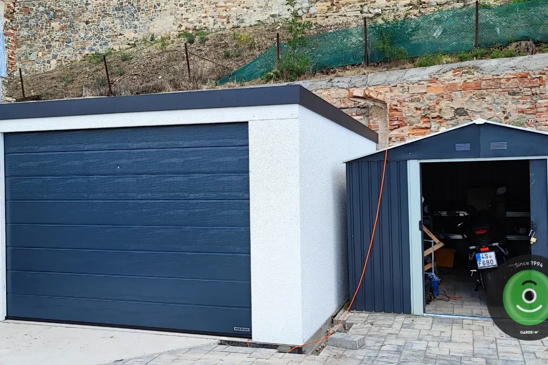 Nový a starý záhradný domček