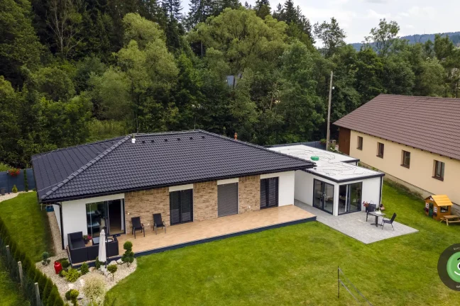 GARDEON záhradný domček s vonkajším posedením vedľa domu.