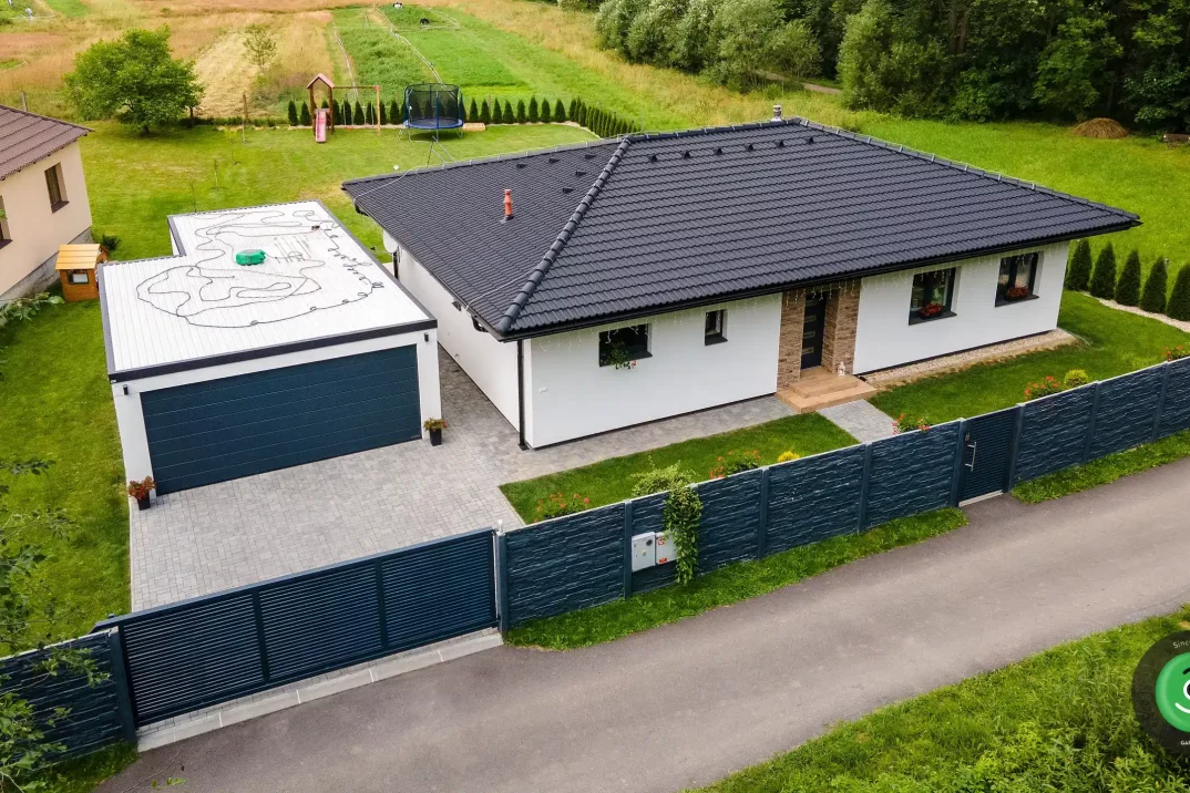 Garáž so záhradným domčekom s veľkou záhradou.