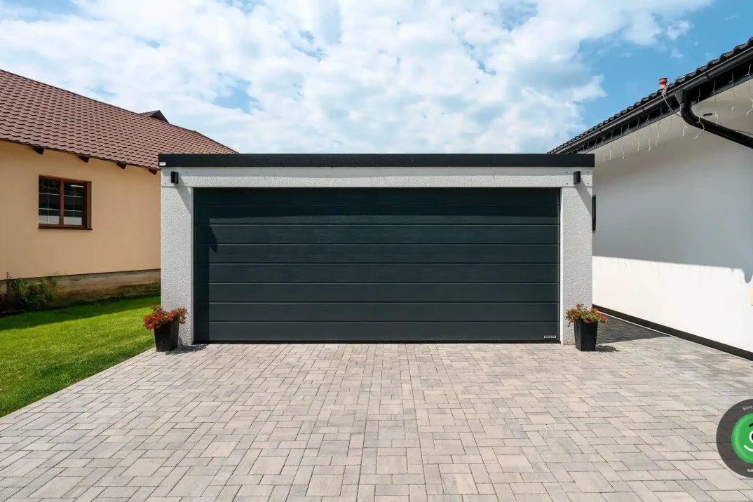 Biela GARDEON garáž s čiernou posúvnou bránou značky Hörmann.