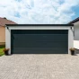 Biela GARDEON garáž s čiernou posúvnou bránou značky Hörmann.