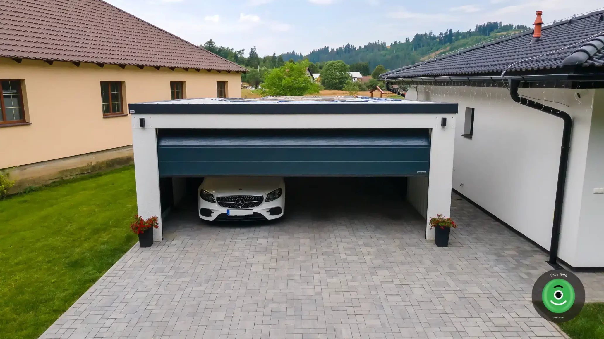 Sekcionálna čierna brána v GARDEON garáži.