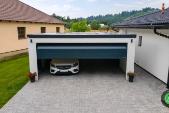 Sekcionálna čierna brána v GARDEON garáži.