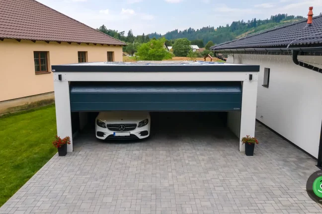 Sekcionálna čierna brána v GARDEON garáži.