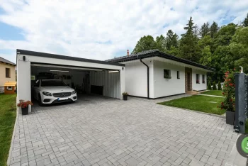 Biela GARDEON garáž s pultovou strechou na zámkovej dlažbe.