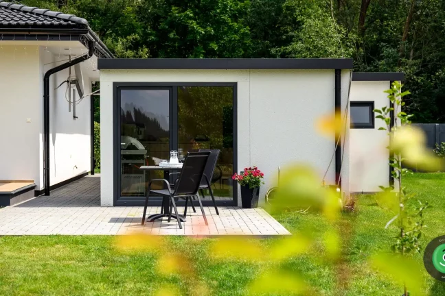 Vonkajšie posedenie pri záhradnom domčeku od firmy GARDEON.