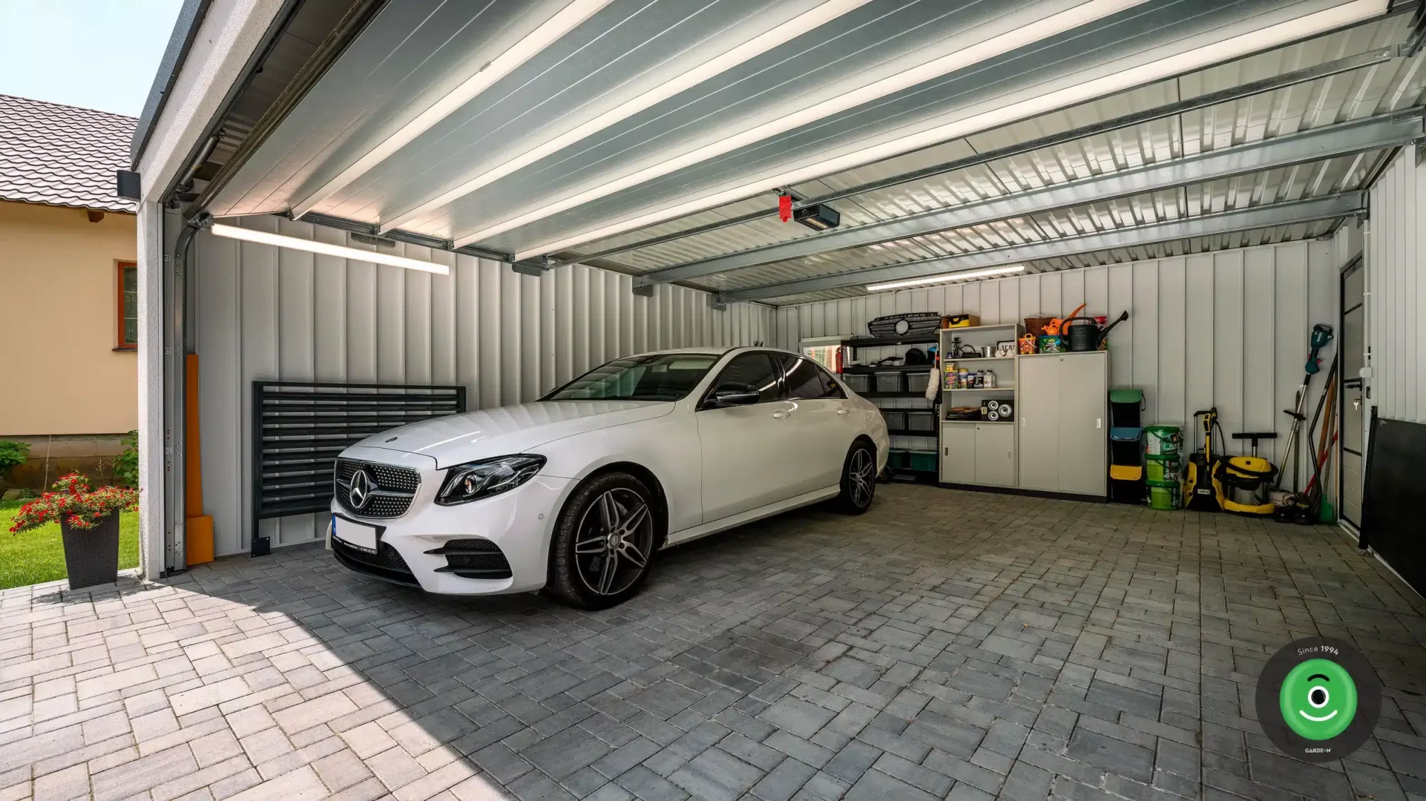 Detail na vnútro GARDEON garáže so zateplenou strechou.