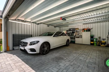 Detail na vnútro GARDEON garáže so zateplenou strechou.