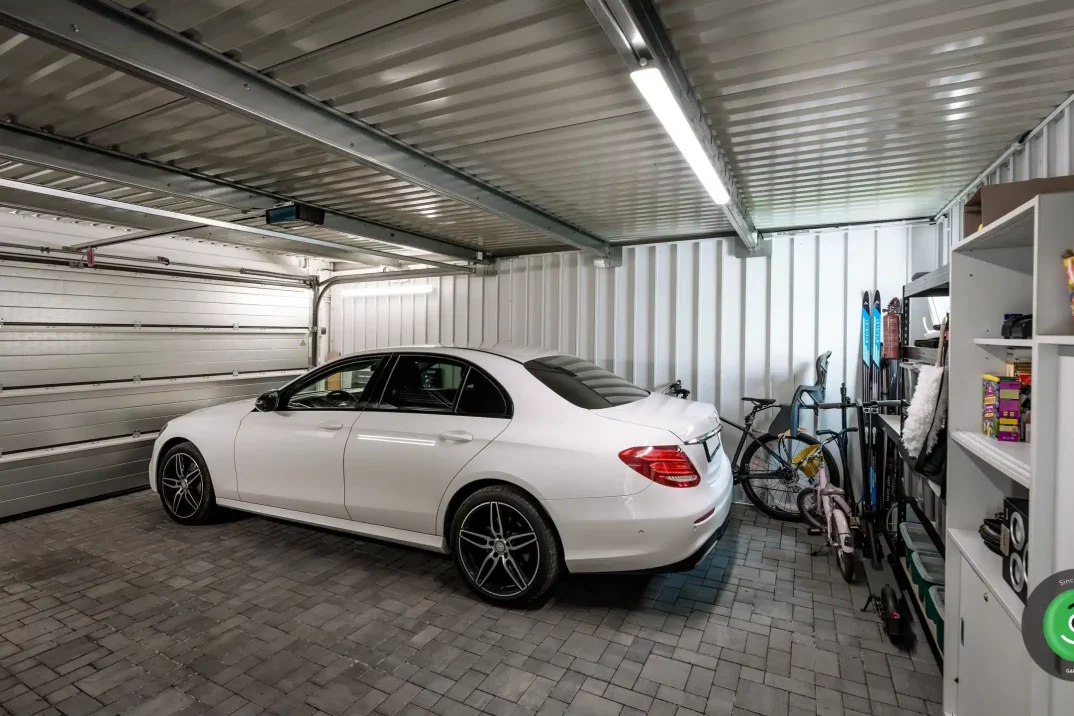 Detail na vnútro GARDEON garáže so širokou bránou