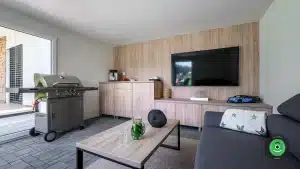 Letná obývačka s kuchyňou v záhradnom domčeku.