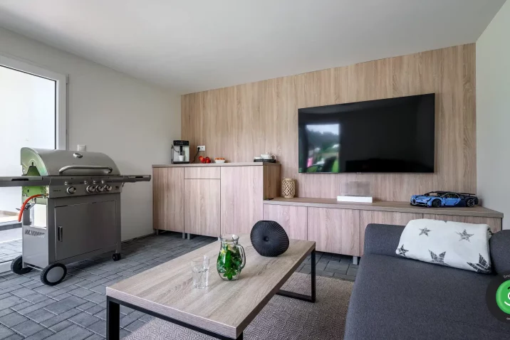 Letná obývačka s kuchyňou v záhradnom domčeku.