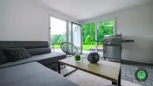 Interiér letnej obývačky v záhradnom domčeku.