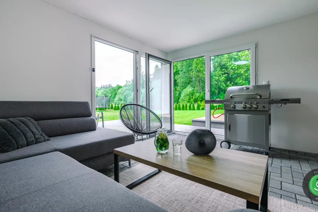 Interiér letnej obývačky v záhradnom domčeku.